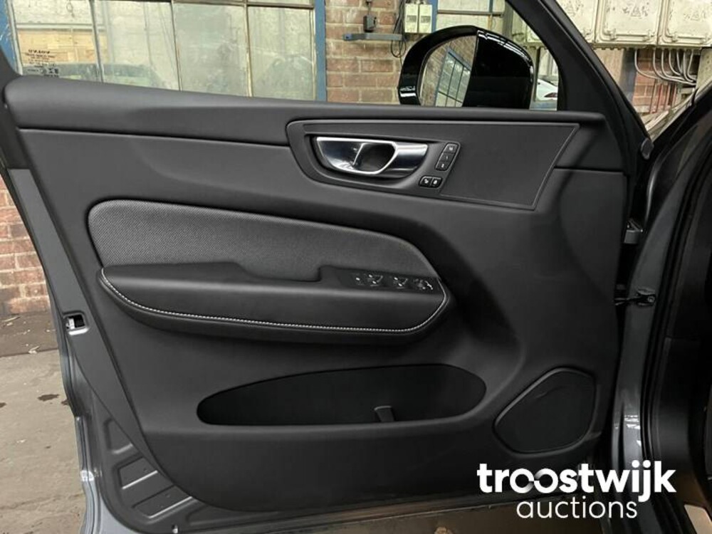 Volvo XC60 T8 R-Design Auto