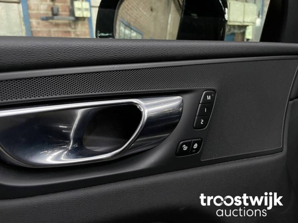 Volvo XC60 T8 R-Design Auto