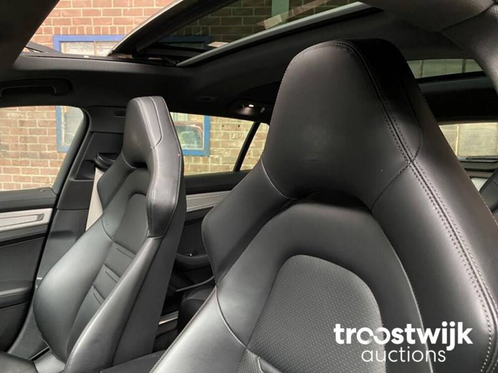 Porsche Panamera Sport Turismo 4 E-Hybrid 2.9 V6 SportChrono 462pk 2018 -Orig. NL-, RV-199-P