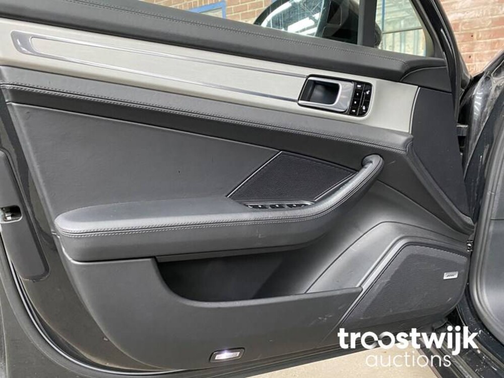 Porsche Panamera Sport Turismo 4 E-Hybrid 2.9 V6 SportChrono 462pk 2018 -Orig. NL-, RV-199-P