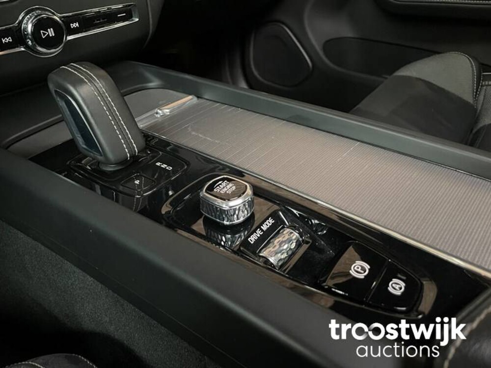 Volvo XC60 T8 R-Design Auto