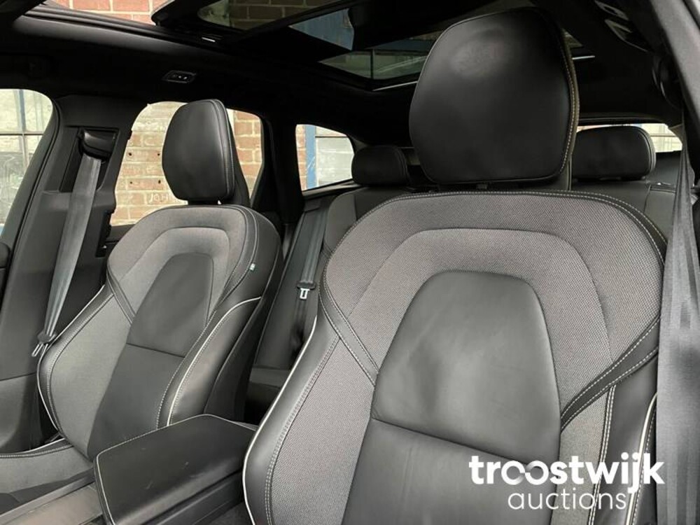 Volvo XC60 T8 R-Design Auto