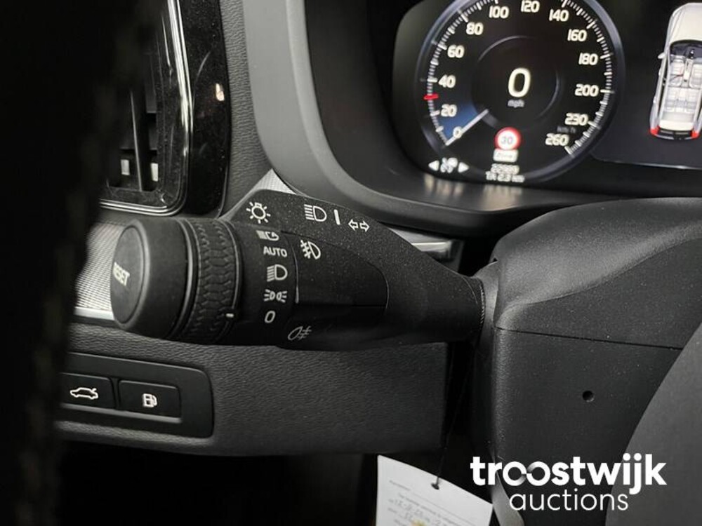 Volvo XC60 T8 R-Design Auto