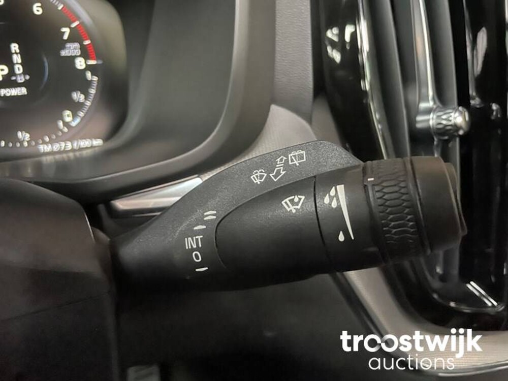 Volvo XC60 T8 R-Design Auto