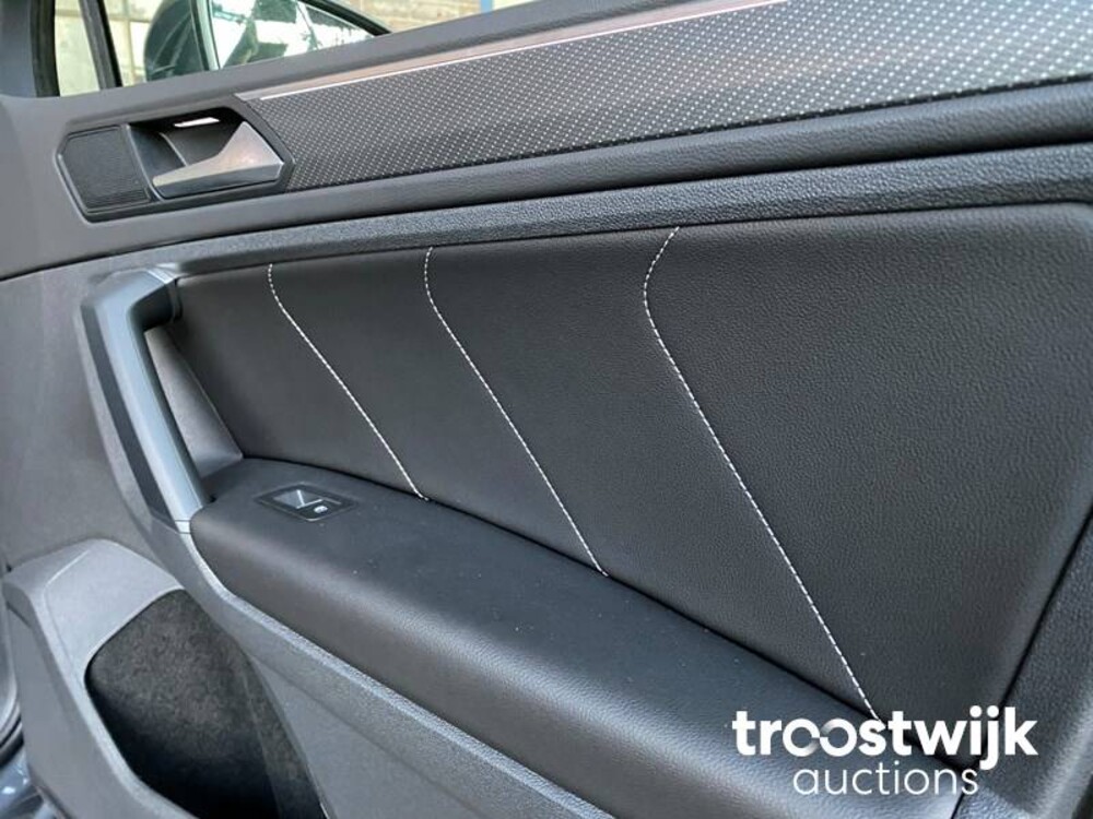 Volkswagen Tiguan R-Line TSI Life Business Auto