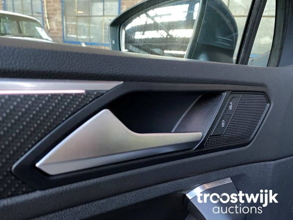 Volkswagen Tiguan R-Line TSI Life Business Auto