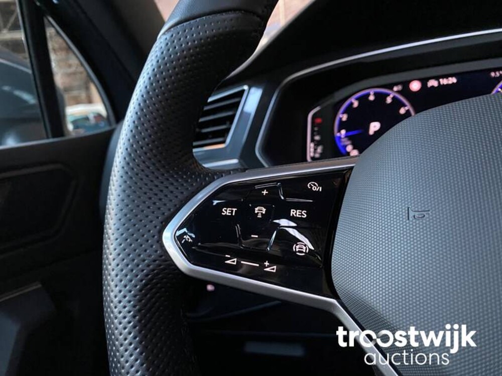 Volkswagen Tiguan R-Line TSI Life Business Auto