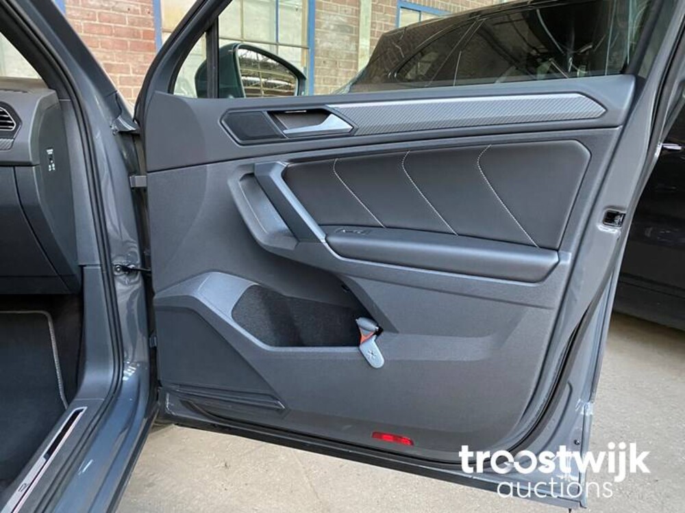 Volkswagen Tiguan R-Line TSI Life Business Auto
