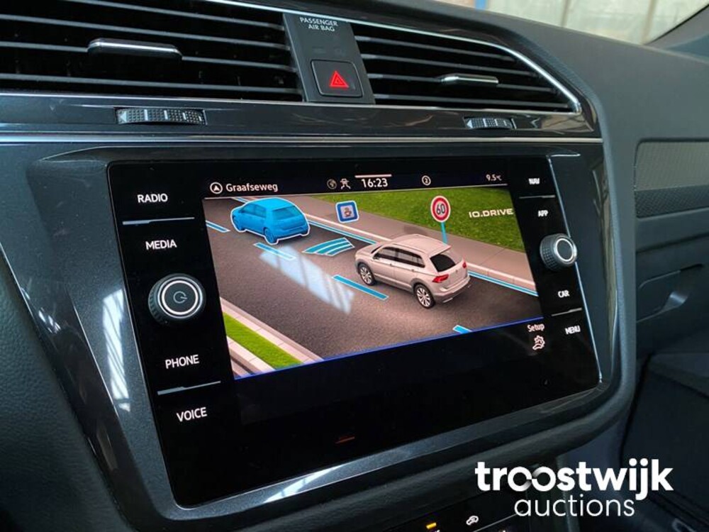 Volkswagen Tiguan R-Line TSI Life Business Auto