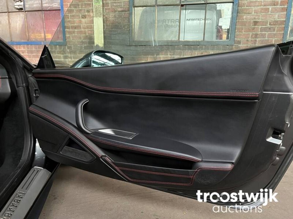 Ferrari 458 Italia F142 4.5 V8 570pk 2011