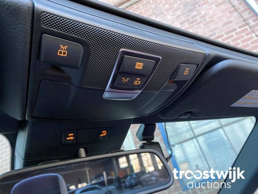 Mercedes-Benz SL63 AMG 5.5 V8 Auto