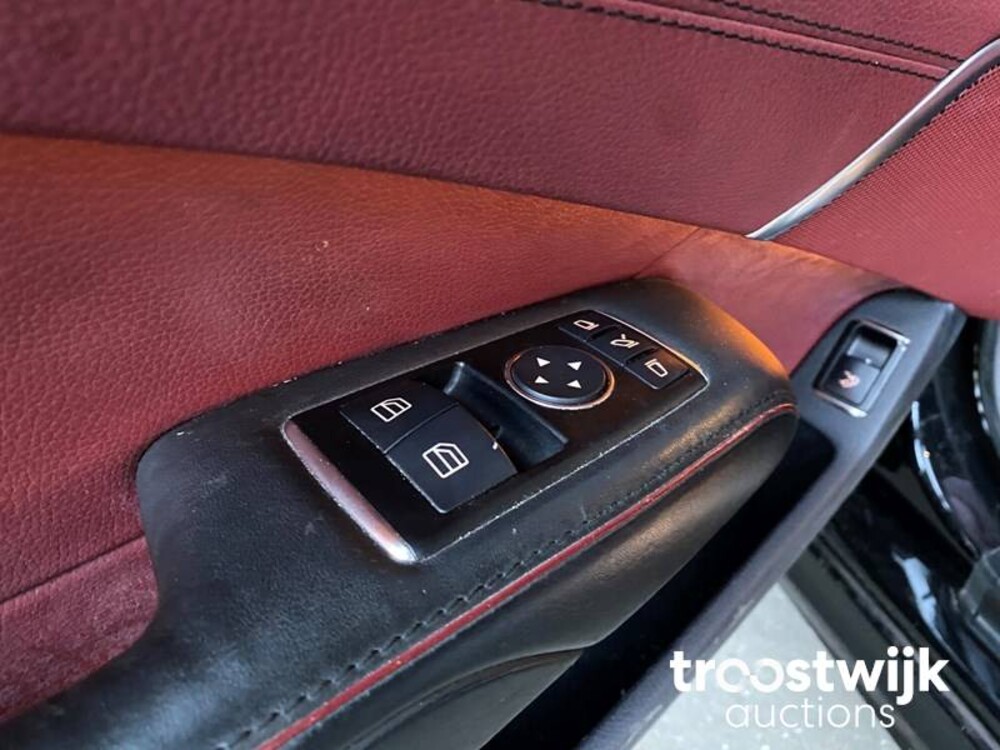 Mercedes-Benz SL63 AMG 5.5 V8 Auto