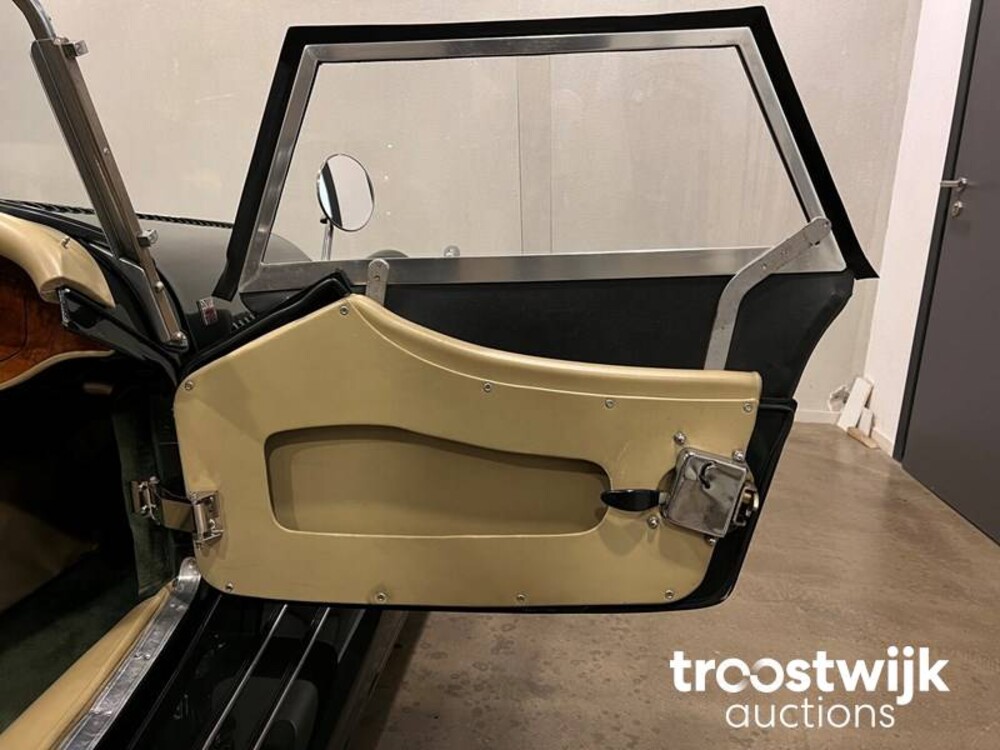 Morgan Plus 3.9 8 V8 2-seater  Car