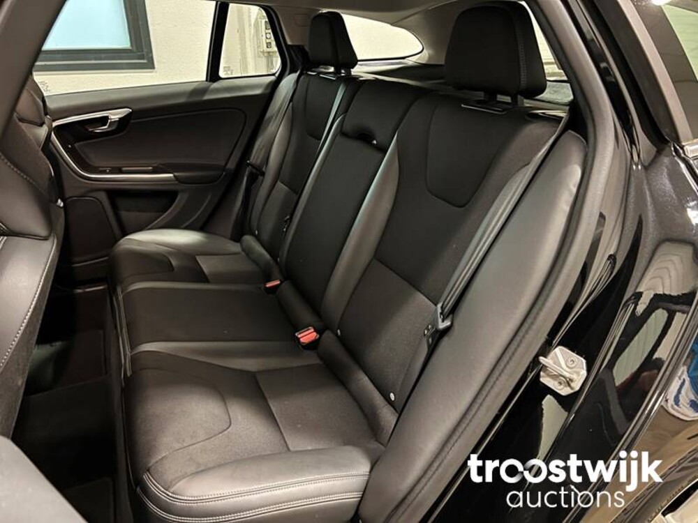 Volvo V60 2.4 D6 AWD Plug-In Hybrid Momentum Auto