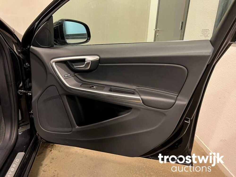 Volvo V60 2.4 D6 AWD Plug-In Hybrid Momentum Auto