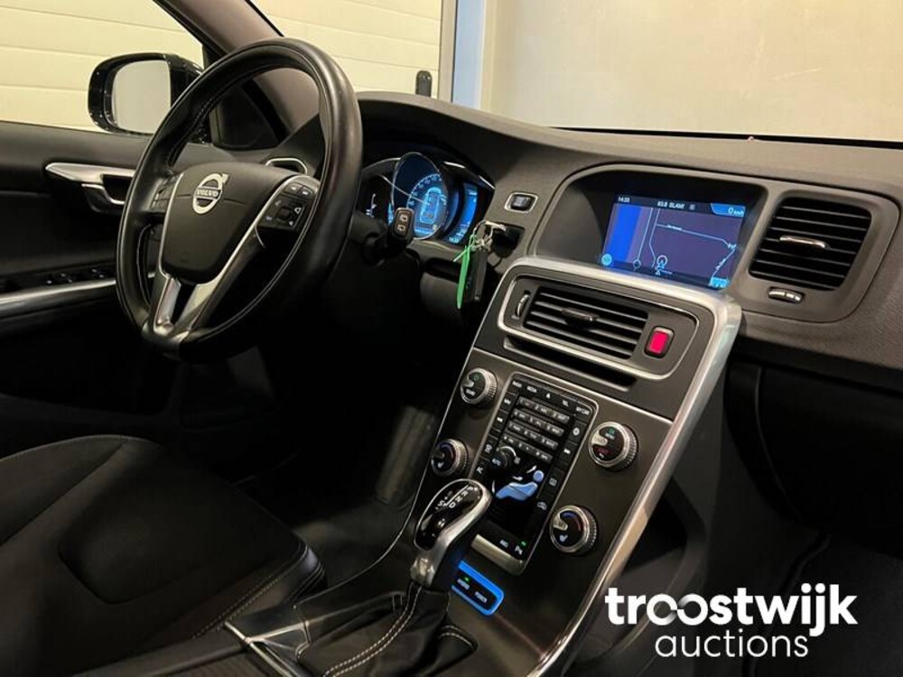 Volvo V60 2.4 D6 AWD Plug-In Hybrid Momentum Auto