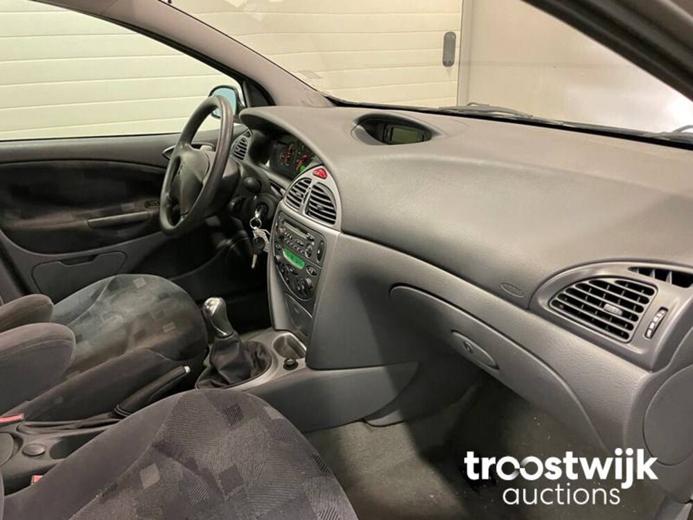 Citroen C5 1.8-16V Ligne Prestige Car