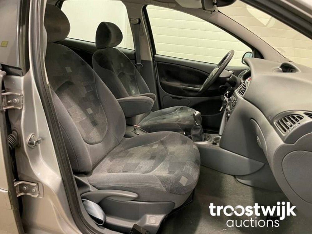 Citroen C5 1.8-16V Ligne Prestige Car