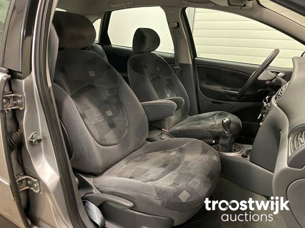 Citroen C5 1.8-16V Ligne Prestige Car