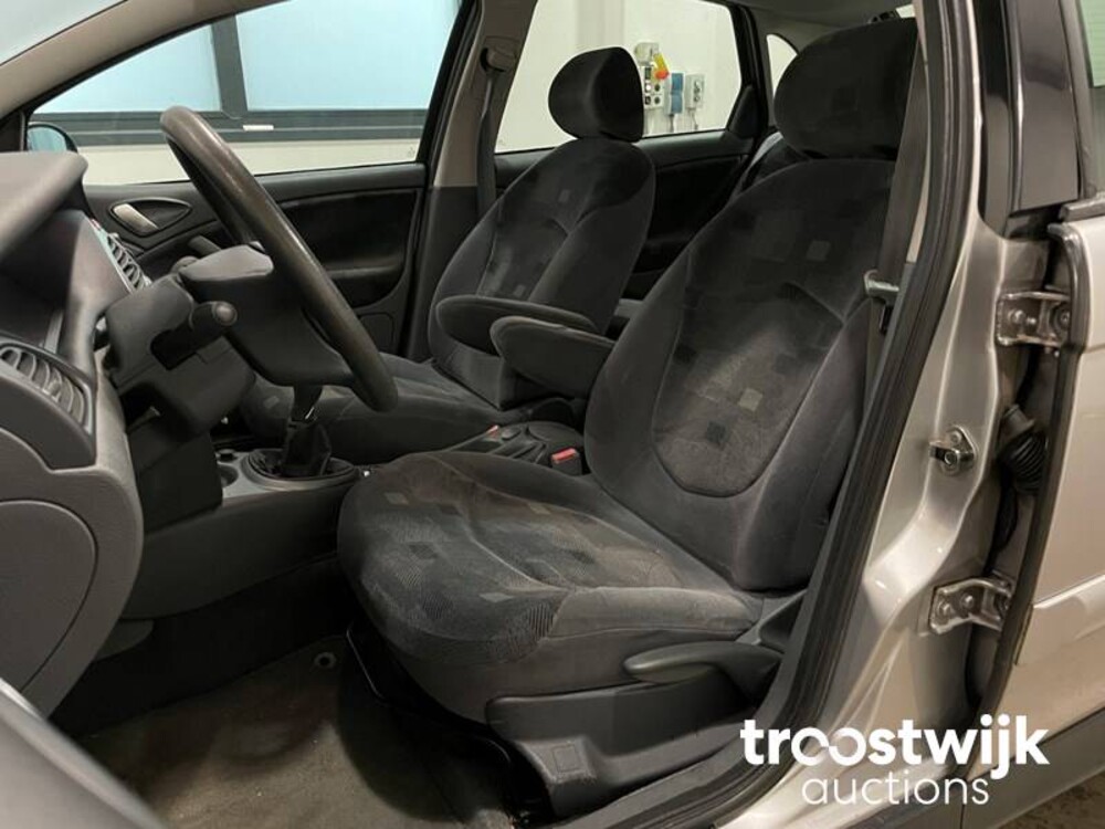 Citroen C5 1.8-16V Ligne Prestige Car