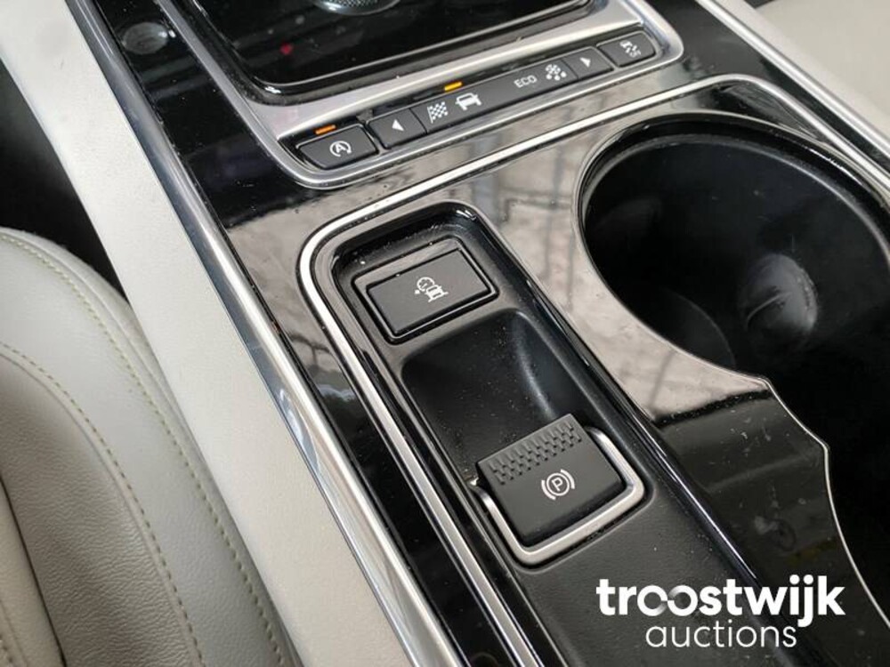 Jaguar XE D R-Sport -Orig. NL- 210pk 2016, JP-175-P