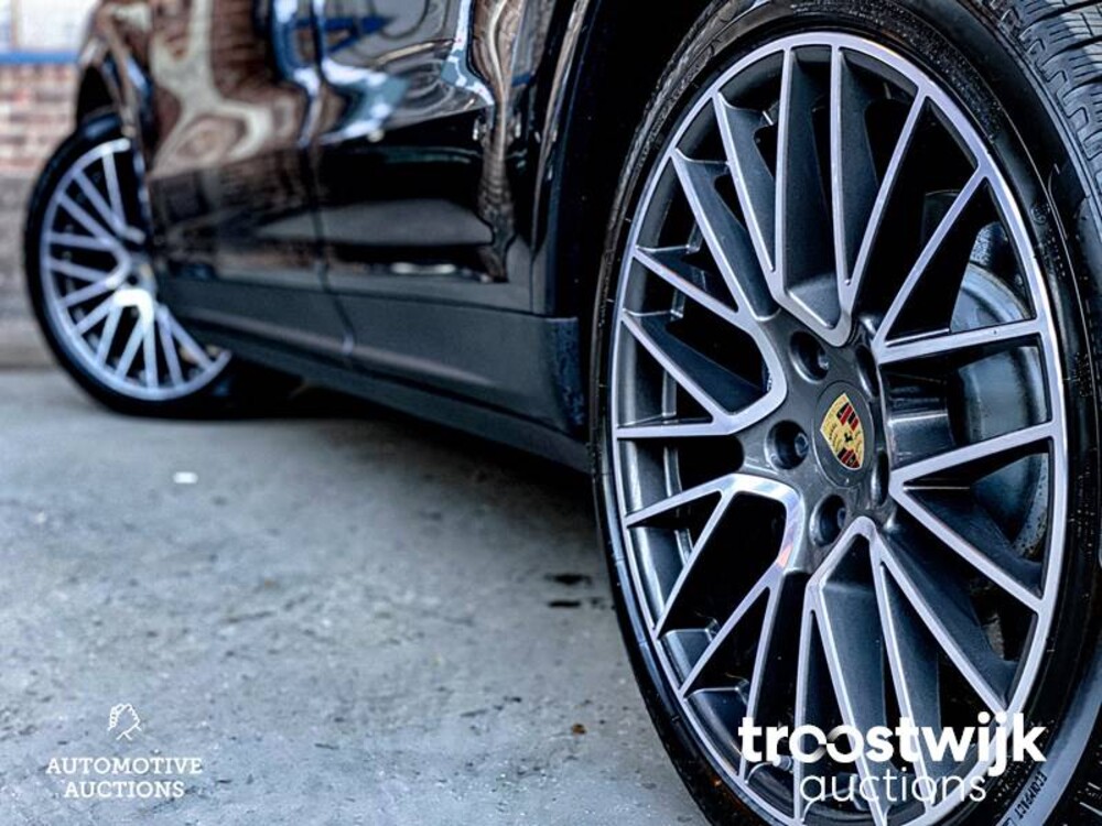 Porsche Cayenne E-Hybrid 3.0 V6 Car