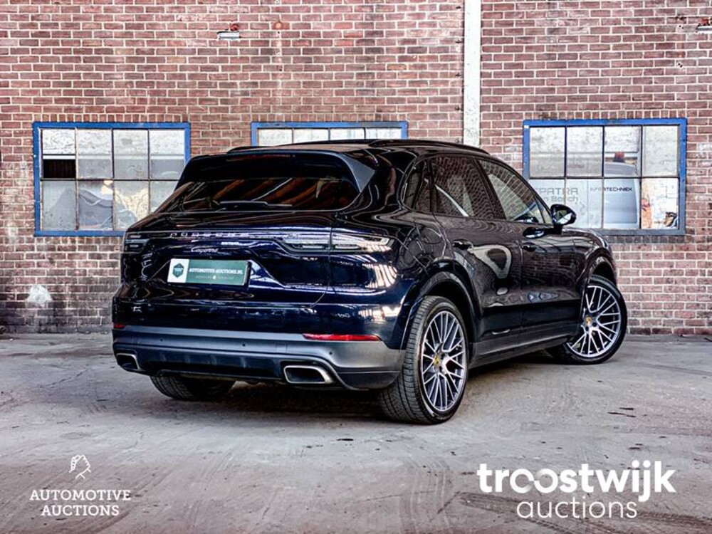 Porsche Cayenne E-Hybrid 3.0 V6 Car