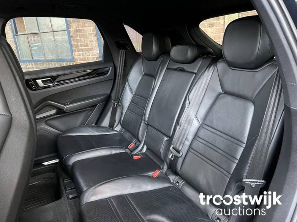 Porsche Cayenne E-Hybrid 3.0 V6 Car