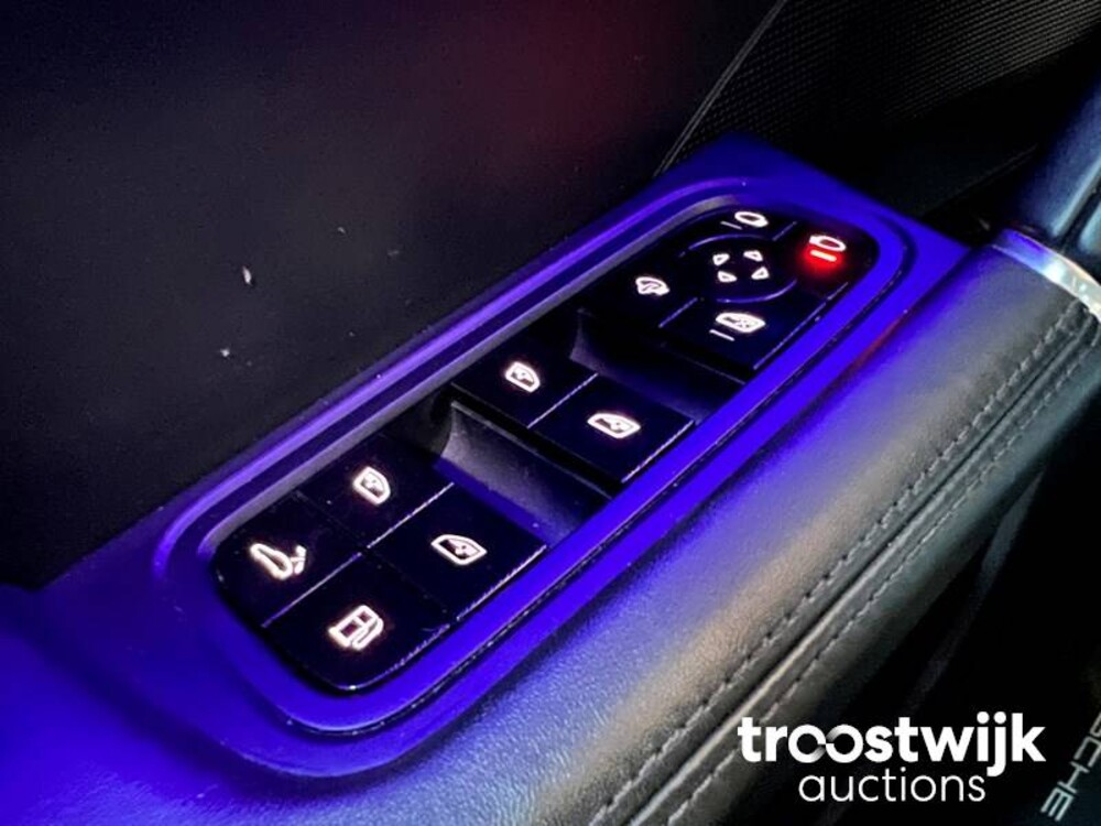 Porsche Cayenne E-Hybrid 3.0 V6 Car