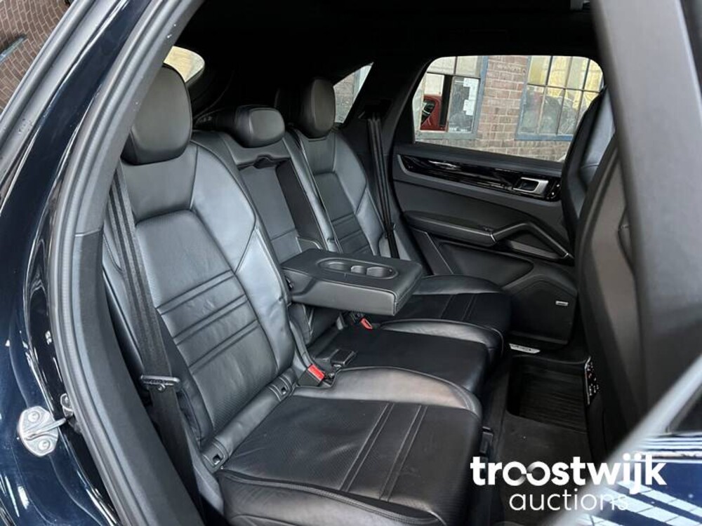 Porsche Cayenne E-Hybrid 3.0 V6 Car