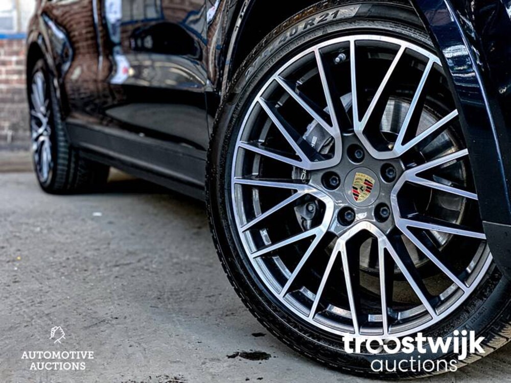 Porsche Cayenne E-Hybrid 3.0 V6 Car