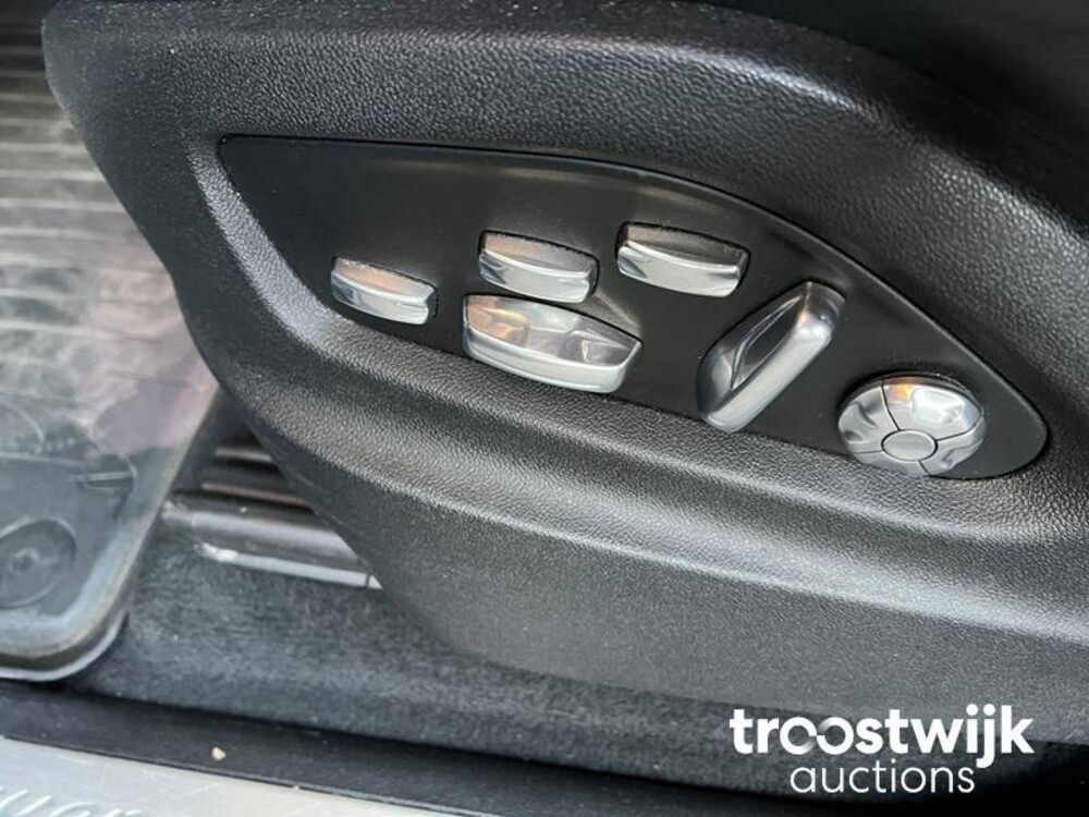 Porsche Cayenne E-Hybrid 3.0 V6 Car