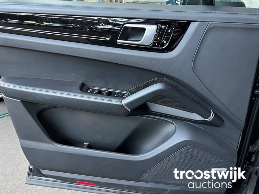 Porsche Cayenne E-Hybrid 3.0 V6 Car