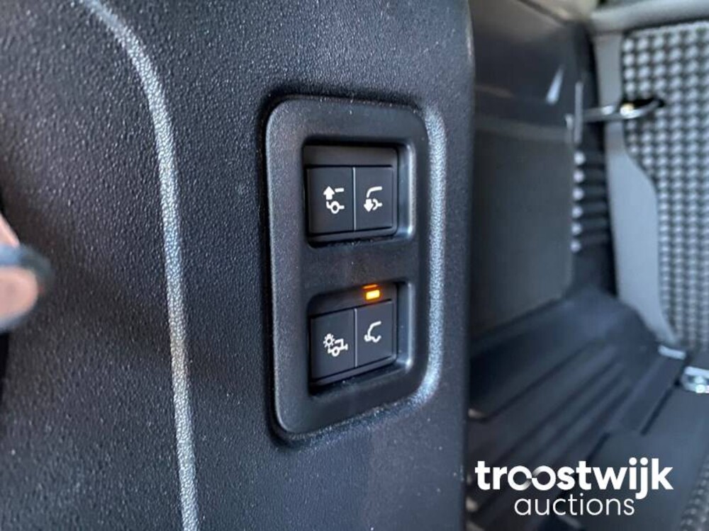 Land Rover Defender 110 D250 SE Aut Car