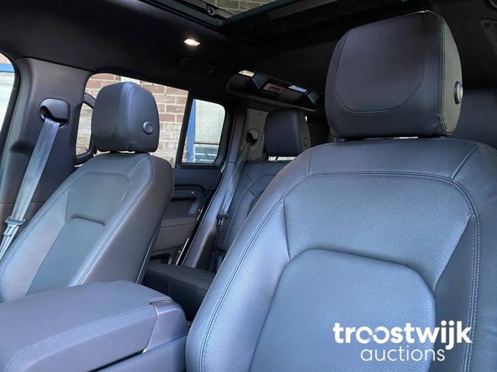 Land Rover Defender 110 D250 SE Aut Car