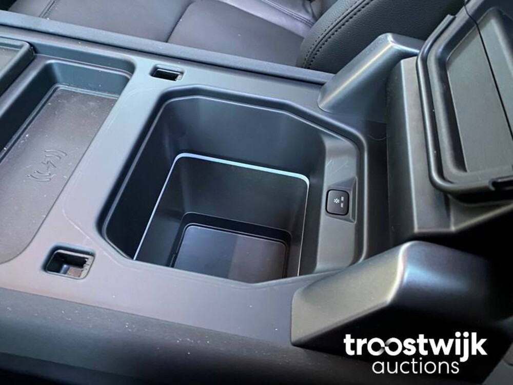 Land Rover Defender 110 D250 SE Aut Car