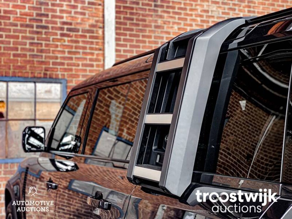 Land Rover Defender 110 D250 SE Aut Car