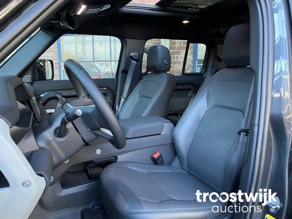 Land Rover Defender 110 D250 SE Aut Car