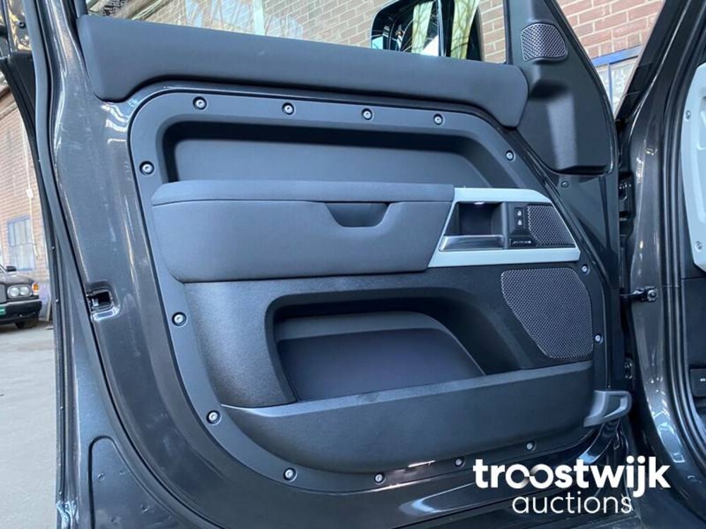 Land Rover Defender 110 D250 SE Aut Car