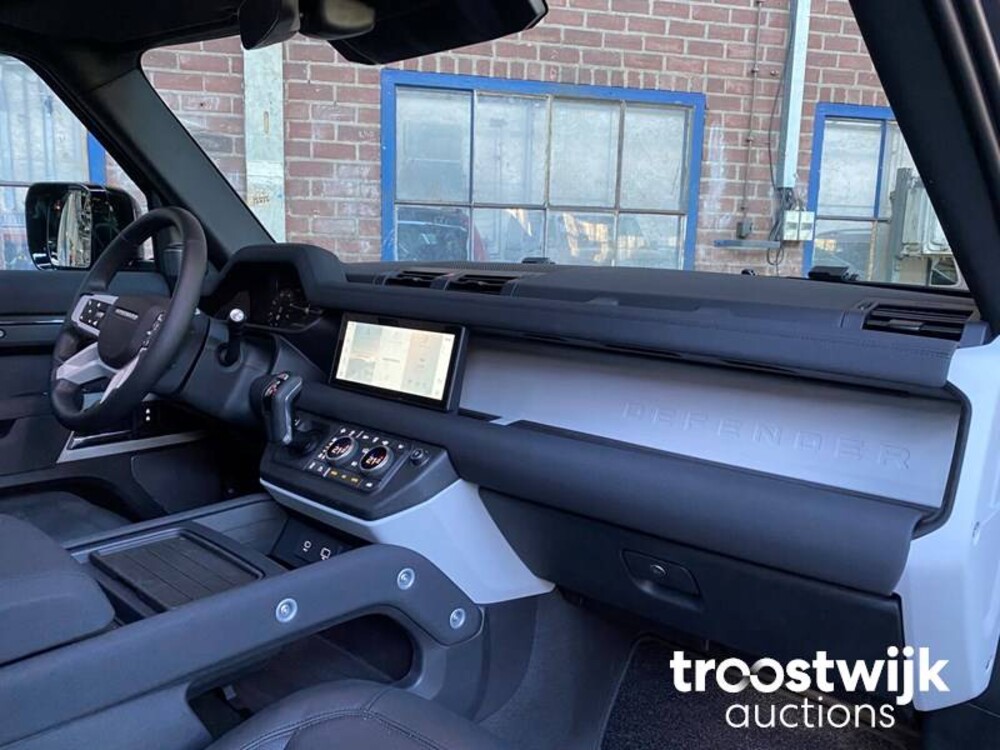 Land Rover Defender 110 D250 SE Aut Car