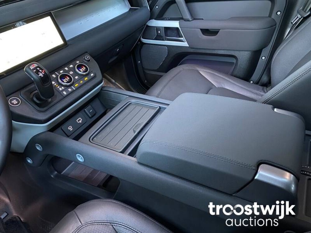 Land Rover Defender 110 D250 SE Aut Car