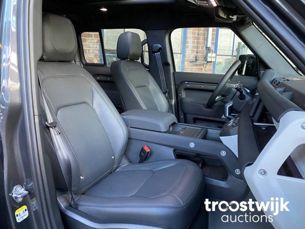 Land Rover Defender 110 D250 SE Aut Car