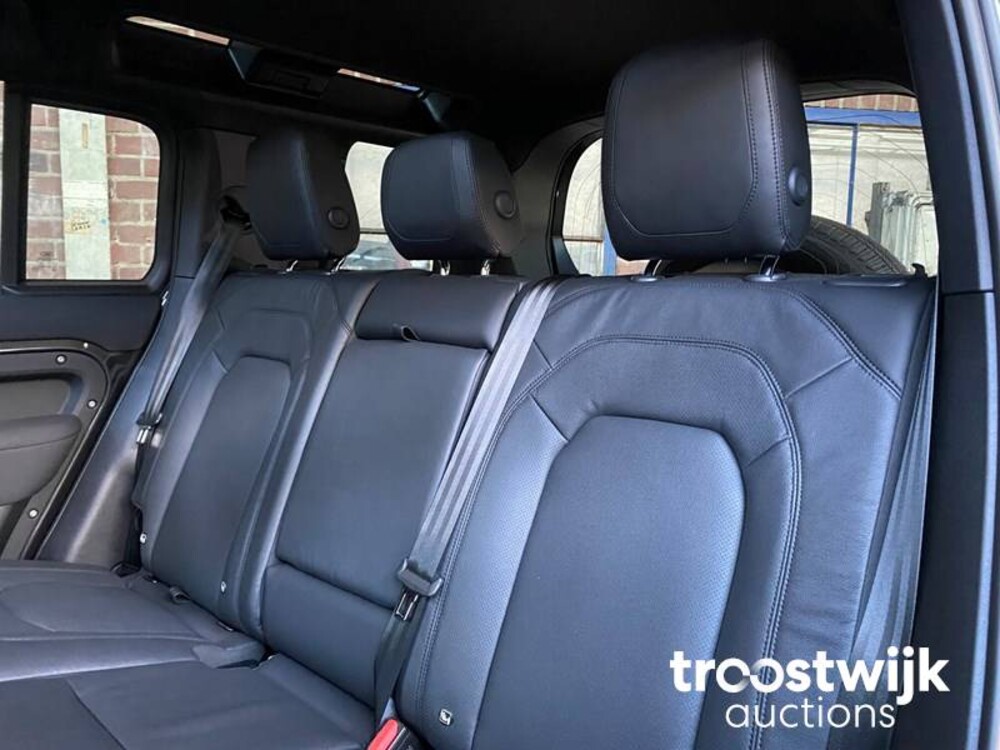 Land Rover Defender 110 D250 SE Aut Car