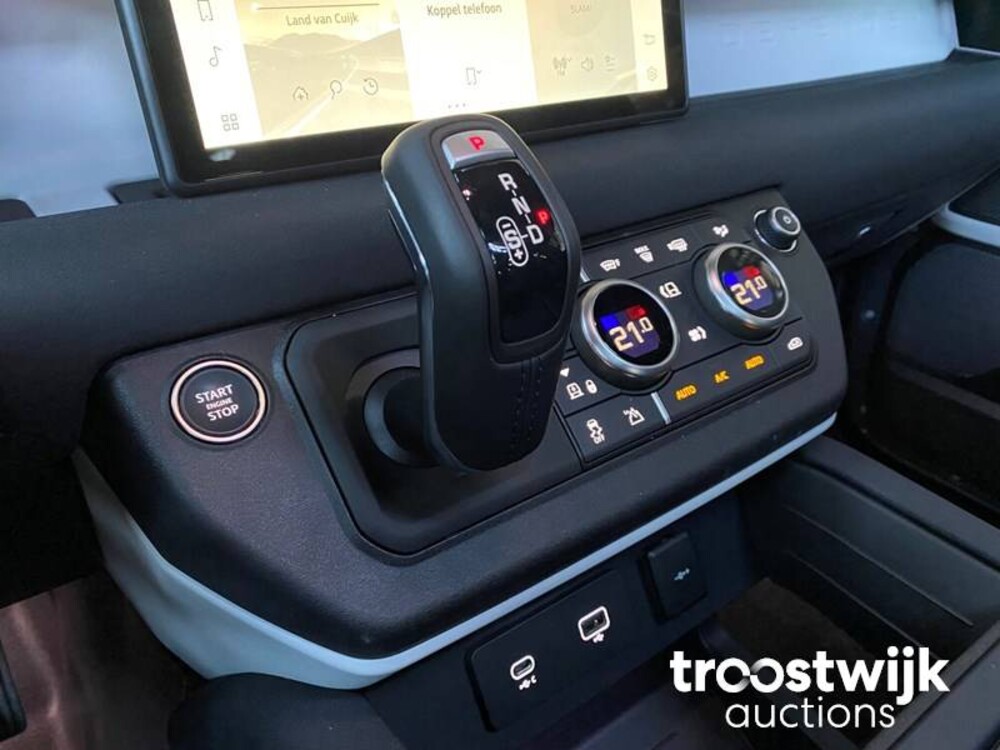 Land Rover Defender 110 D250 SE Aut Car