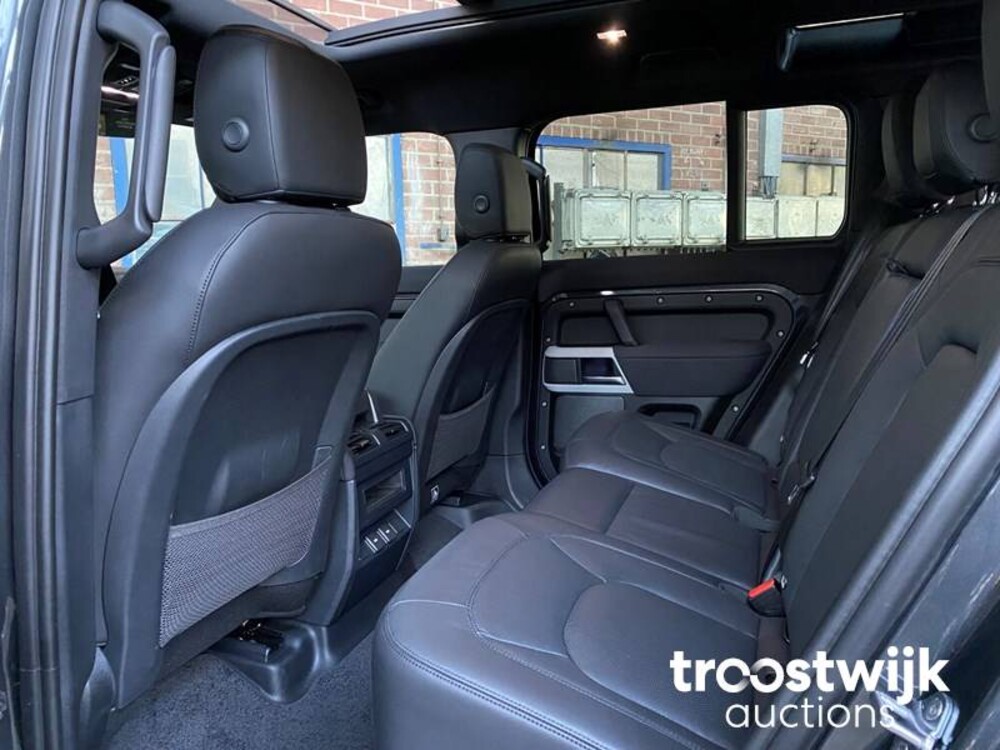 Land Rover Defender 110 D250 SE Aut Car