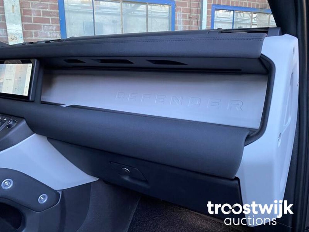 Land Rover Defender 110 D250 SE Aut Car