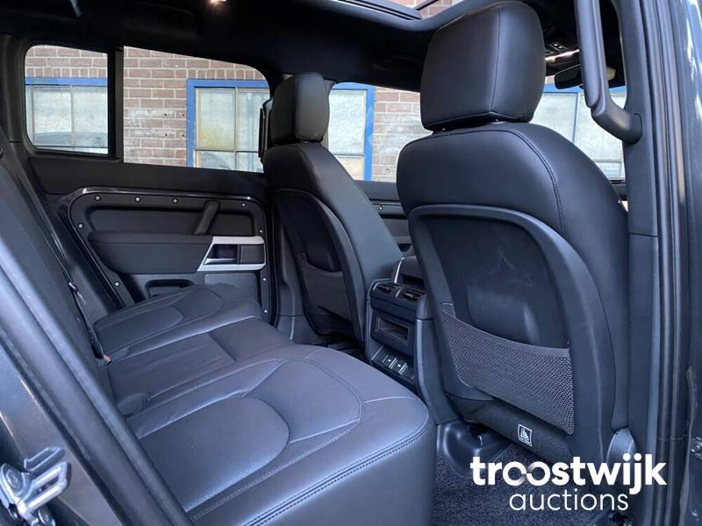 Land Rover Defender 110 D250 SE Aut Car