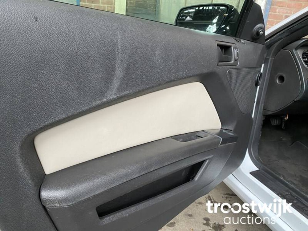 Ford Mustang V6 3.7L Car