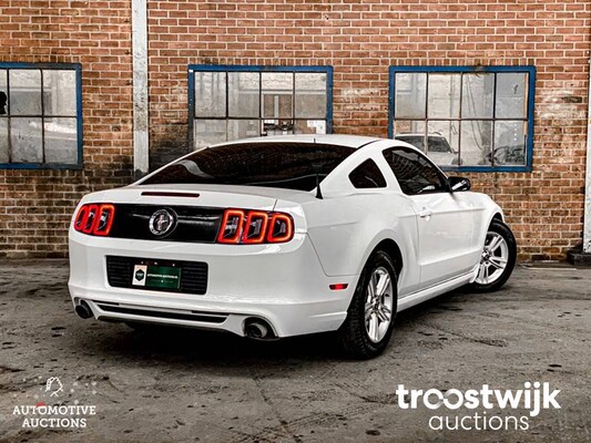 Ford Mustang V6 3.7L Car