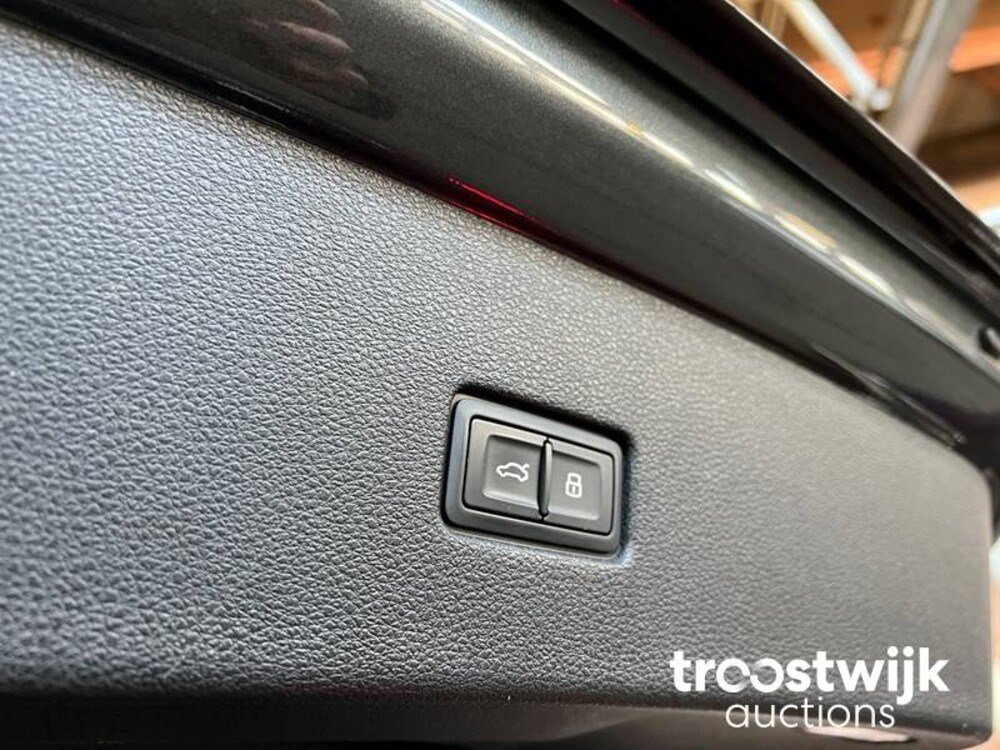 Audi Q8 S-Line 50 TDI  Quattro Car